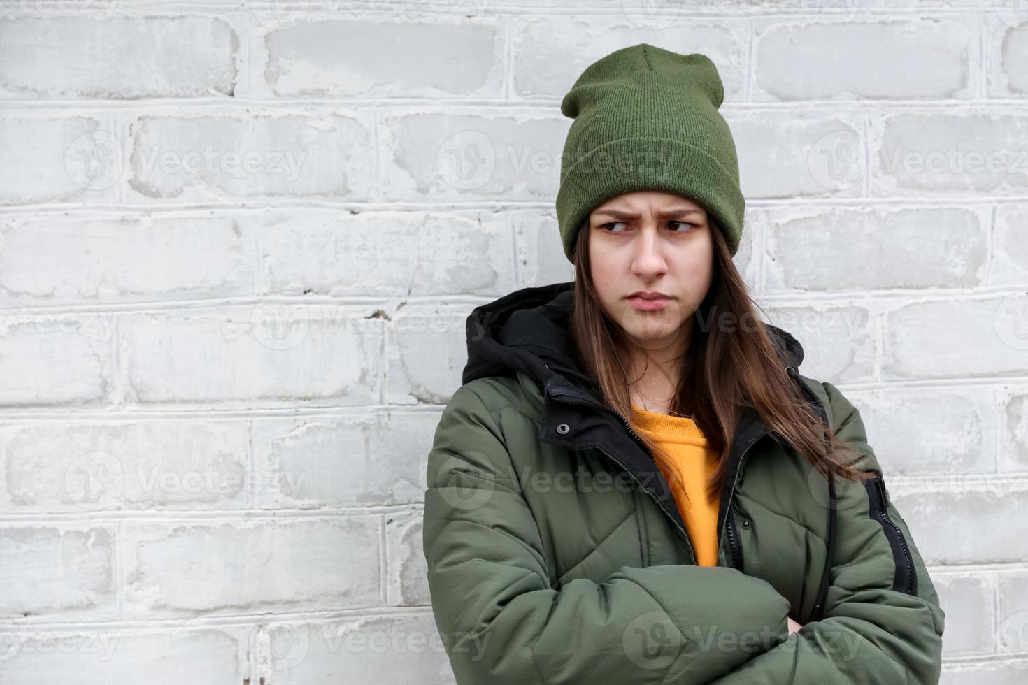 ritratto di una bella ragazza triste con un maglione giallo e un cappello cachi foto