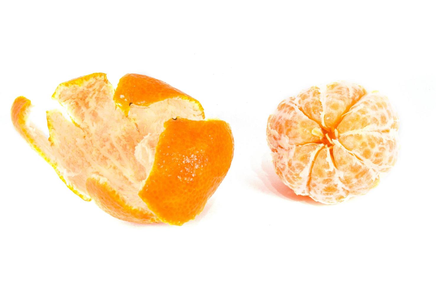 arancia mandarini buccia di mandarino o fetta di mandarino isolato su sfondo bianco foto