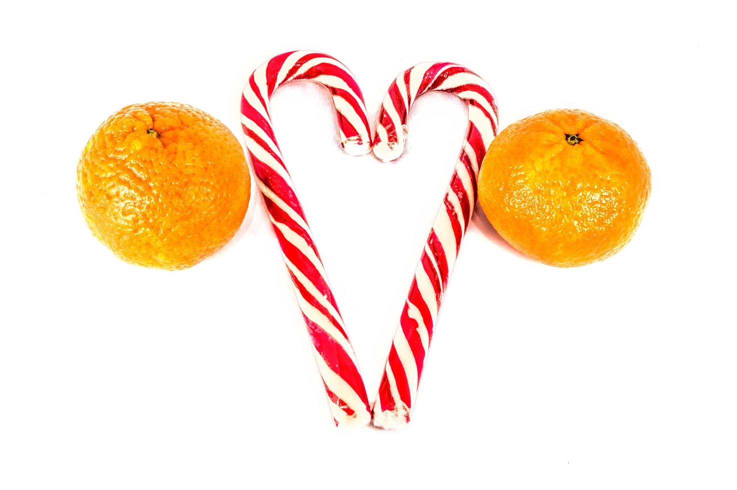 mandarini arancioni con palline di Natale isolati su sfondo bianco foto
