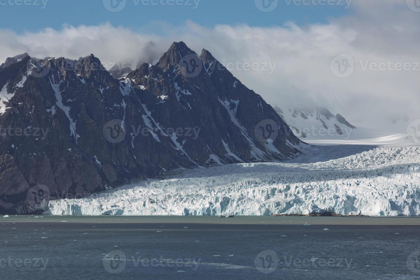 la costa e le montagne del liefdefjord, isole svalbard, spitzbergen foto