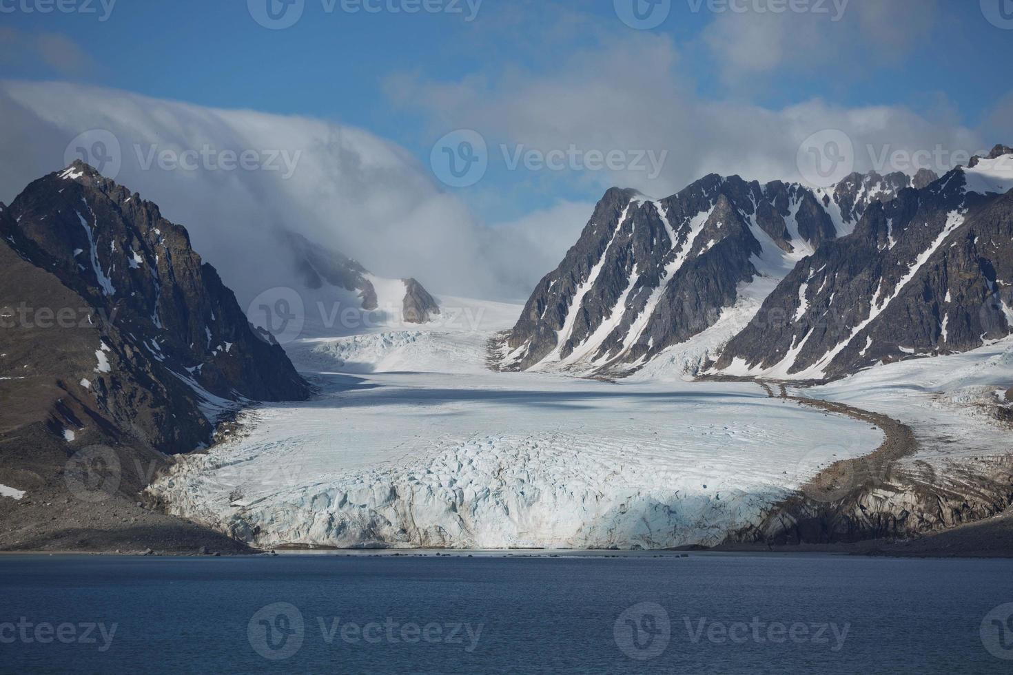 la costa e le montagne del liefdefjord, isole svalbard, spitzbergen foto