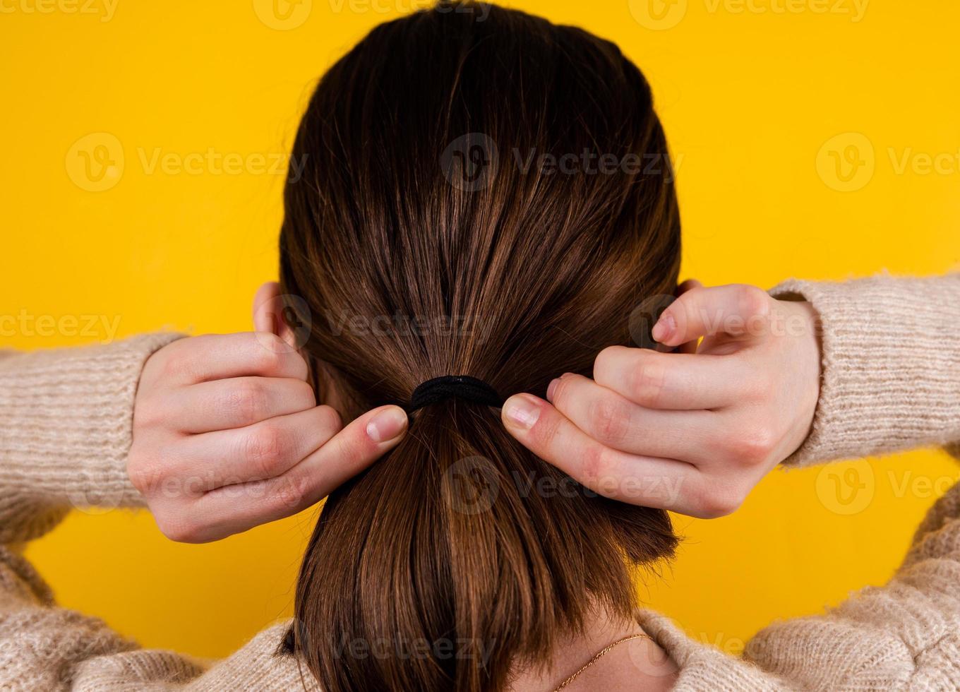 colpo di vista posteriore di una signora dai capelli biondi foto