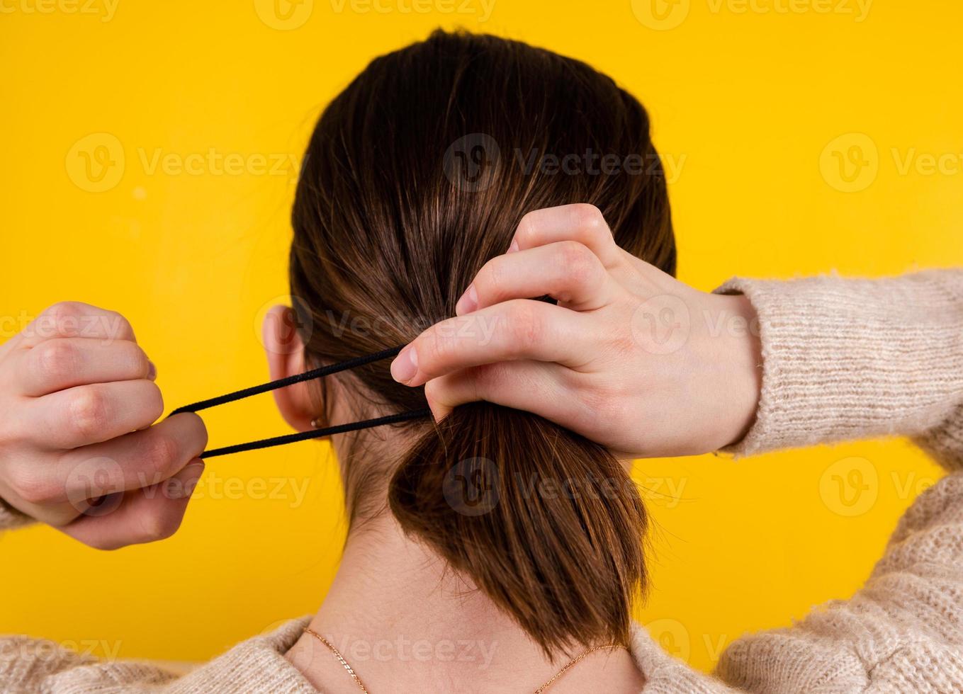 colpo di vista posteriore di una signora dai capelli biondi foto