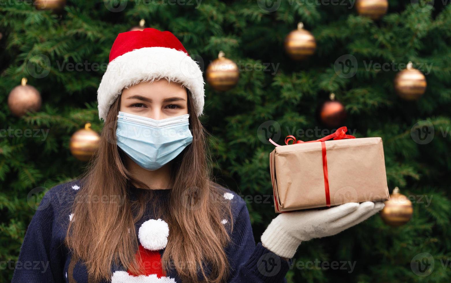 ritratto pf una donna che indossa cappello santa e maglione blu nella mascherina medica foto