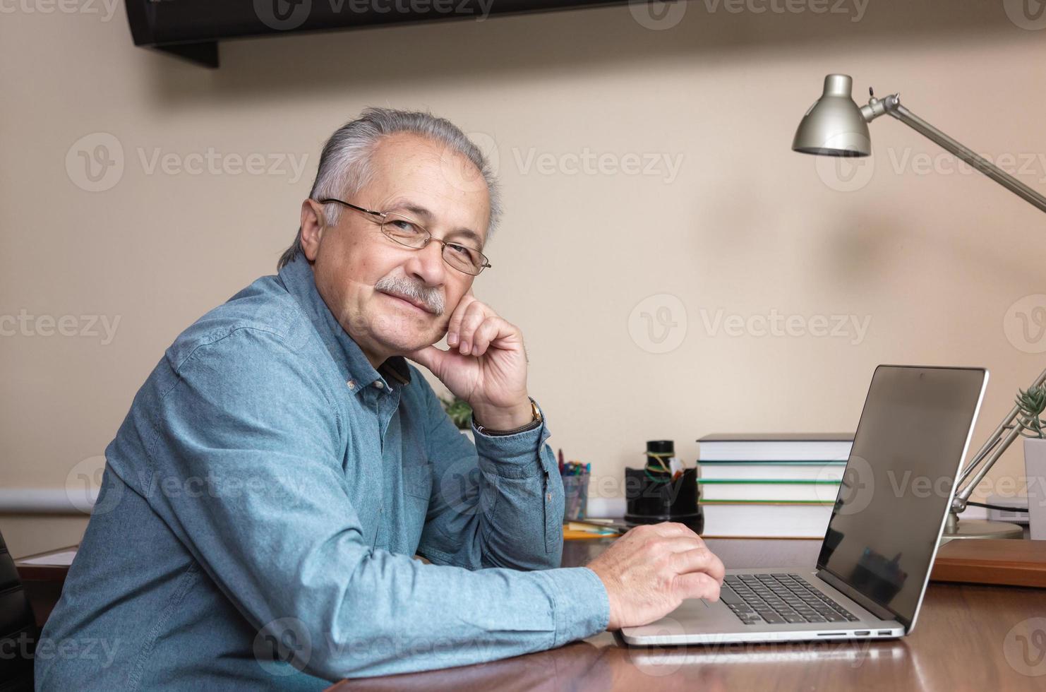 uomo d'affari senior lavora a casa foto