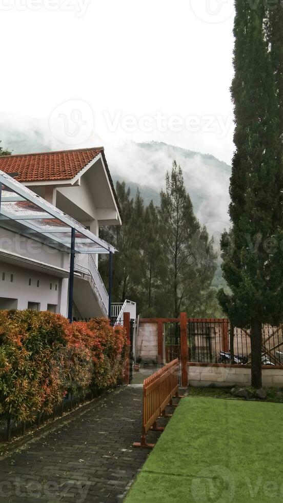 un' villa con montagna visualizzazioni, molto freddo e bellissimo foto