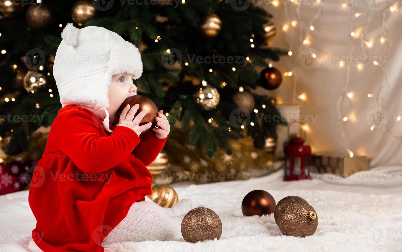 il bambino tiene la palla di natale foto