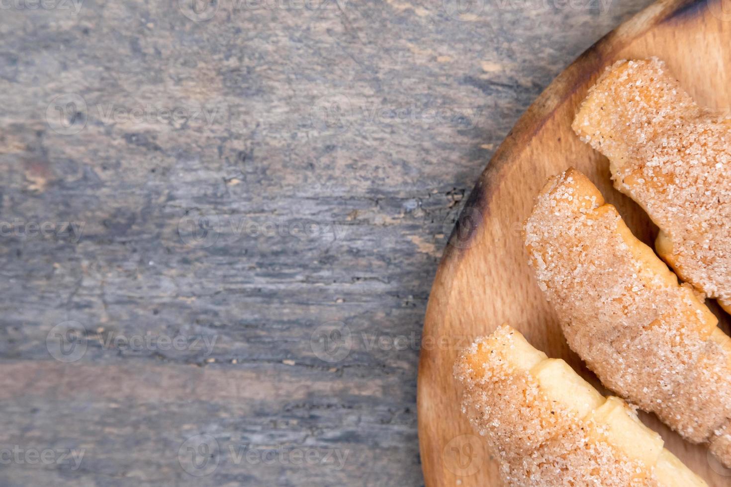 croissant freschi con cannella sul tavolo di fondo in legno foto