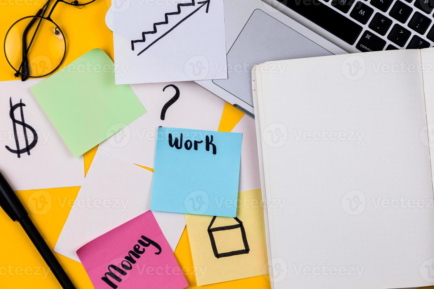 area di lavoro scrivania da casa con laptop e adesivo di carta su sfondo giallo foto
