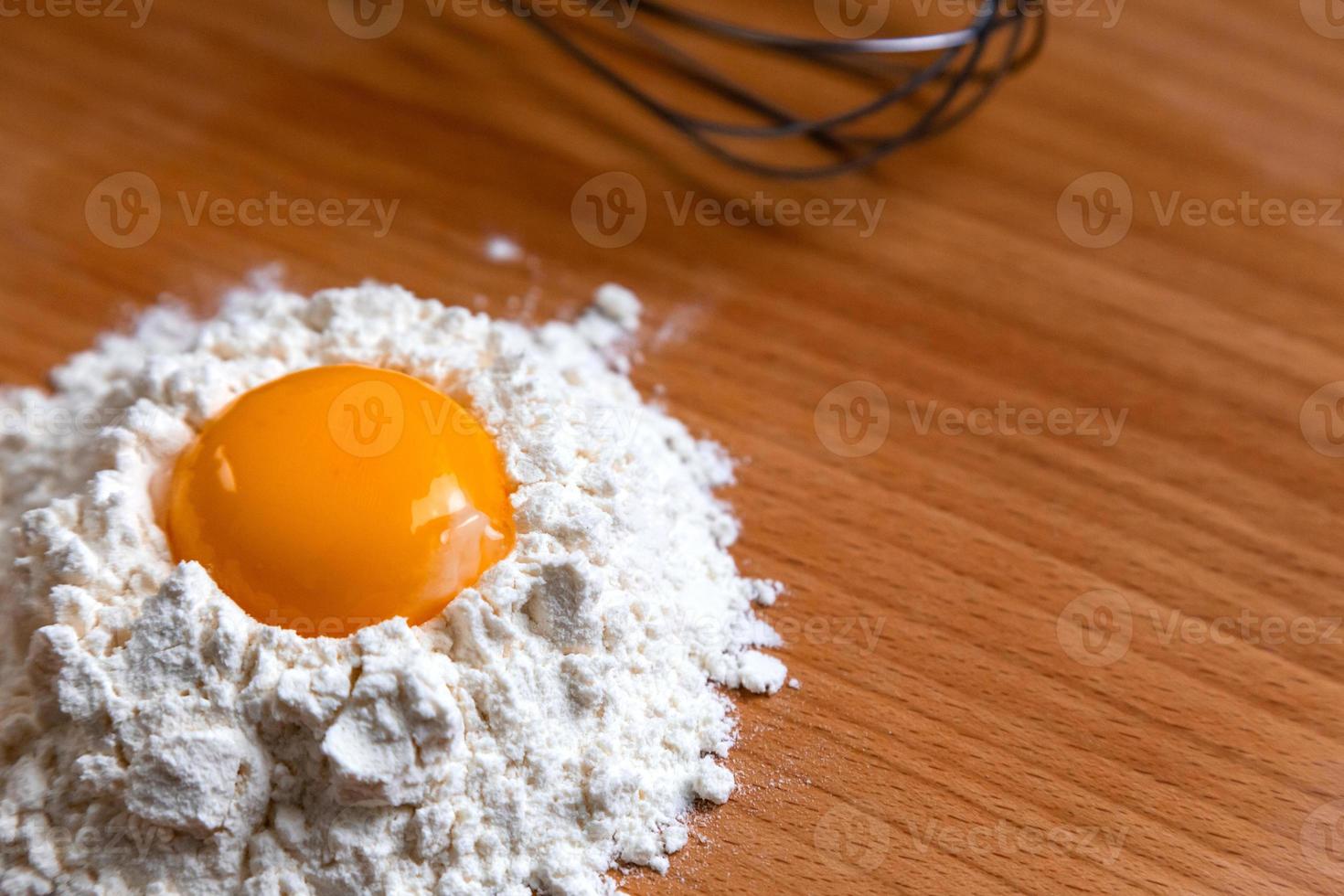 ingredienti da cucina e utensili da cucina sulla tavola di legno foto