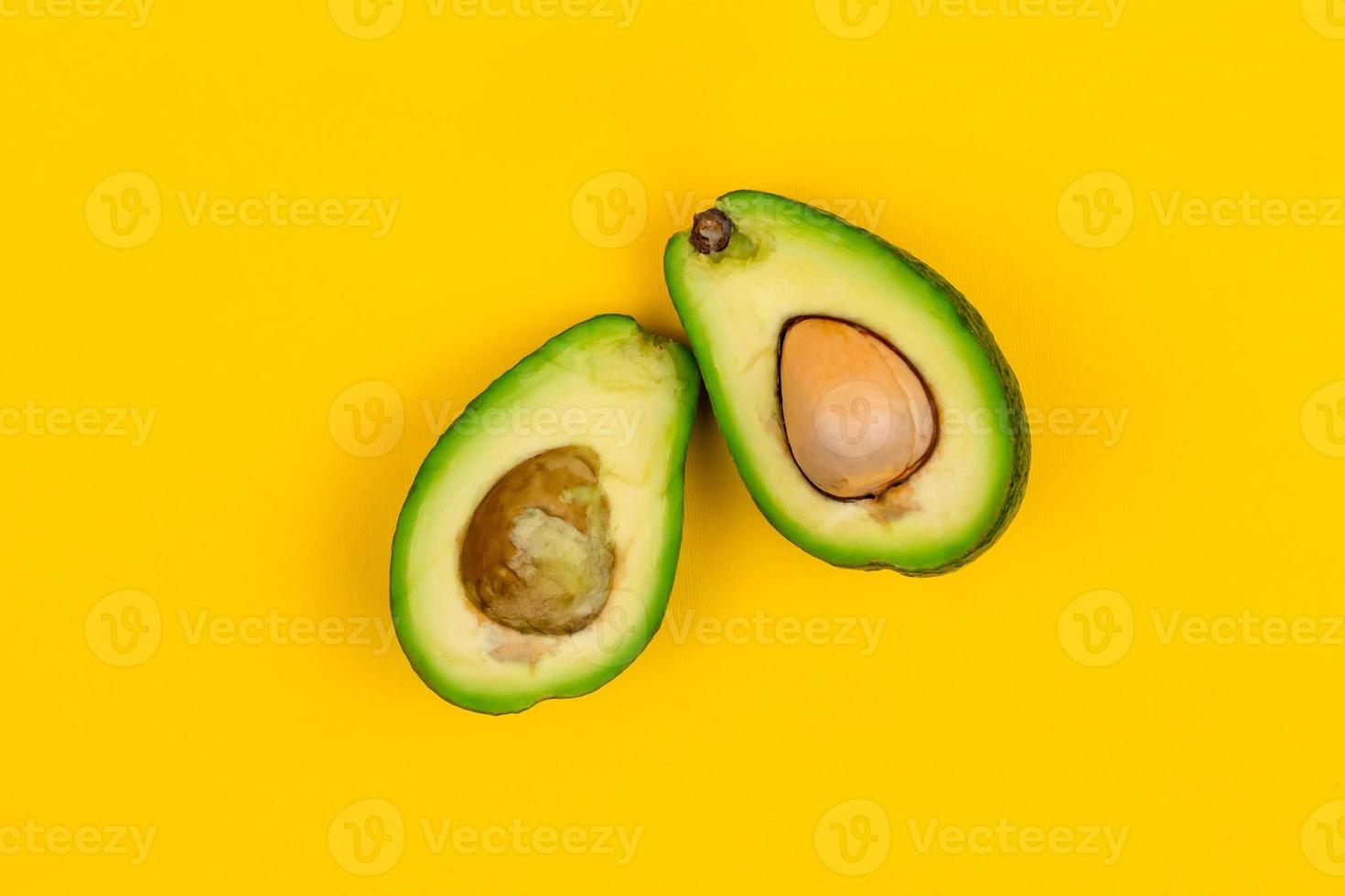 tagliare avocado maturo fresco su sfondo giallo foto