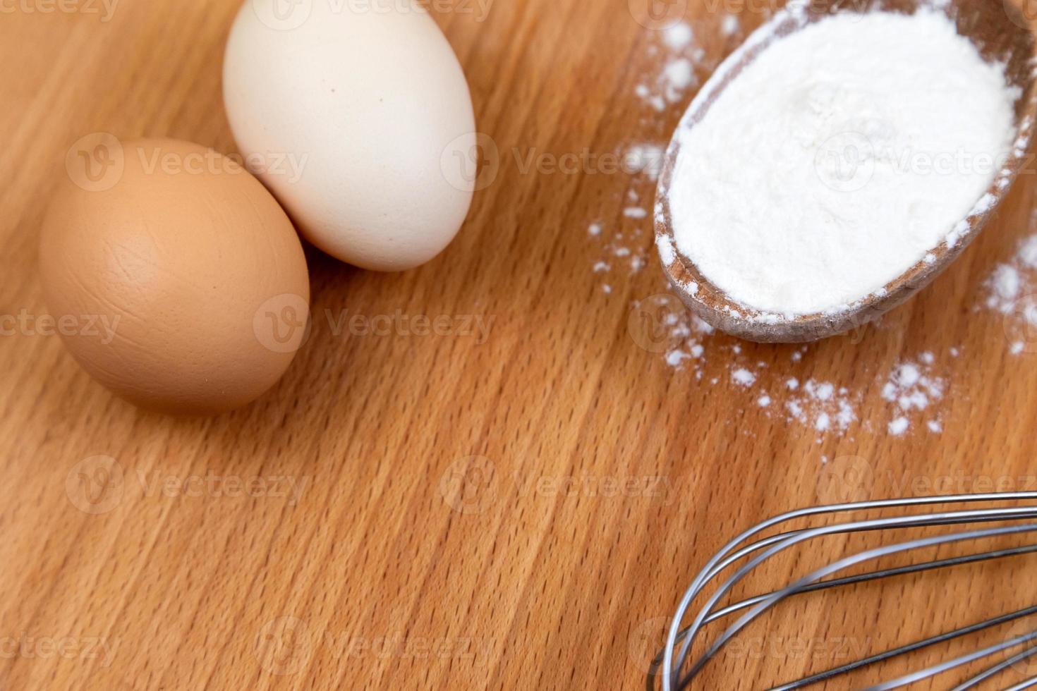 ingredienti da cucina e utensili da cucina sulla tavola di legno foto