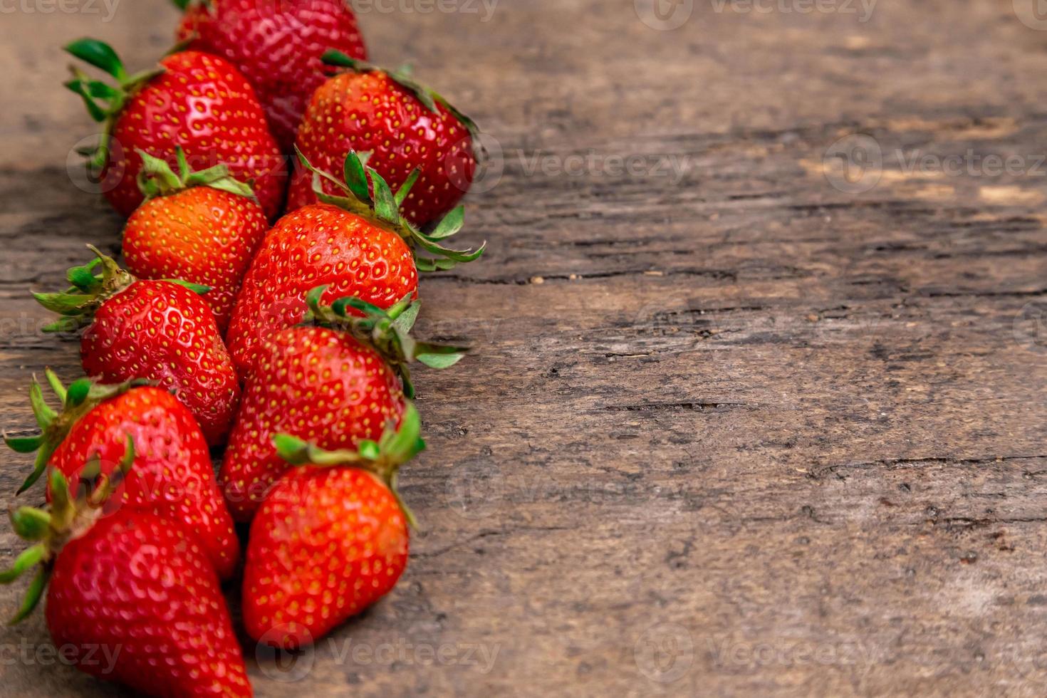 gustose fragole su un tavolo di legno foto