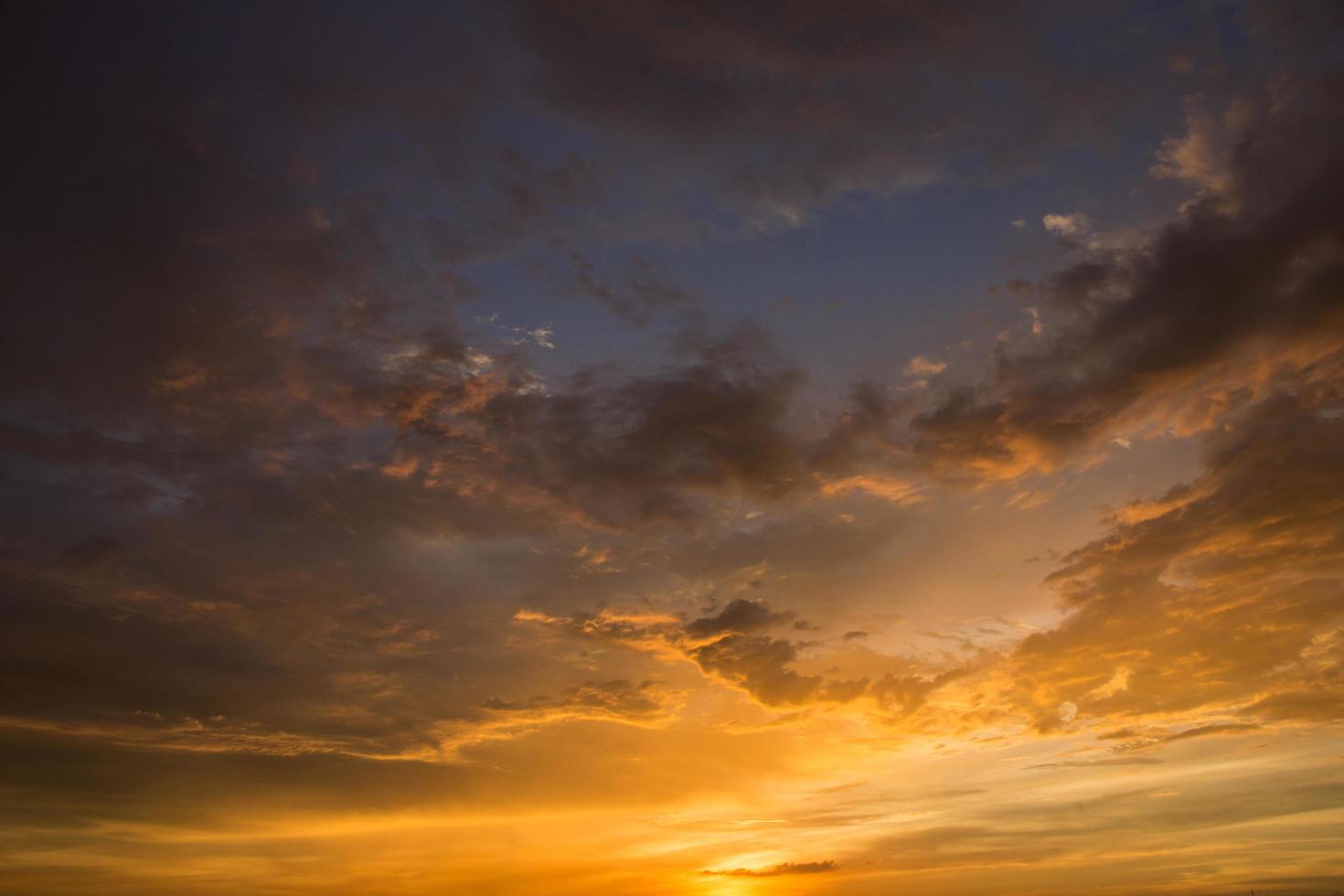 cielo arancione al tramonto foto