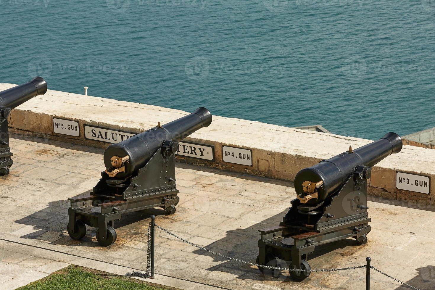 cannoni in fila a Upper Barrakka Gardens a La Valletta in Malta foto