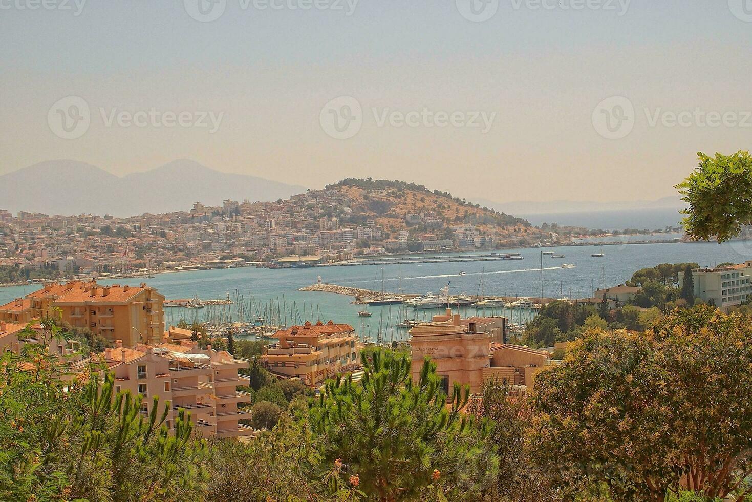 Turco porta città di kusadasi su il mediterraneo mare su un' caldo estate soleggiato giorno, foto