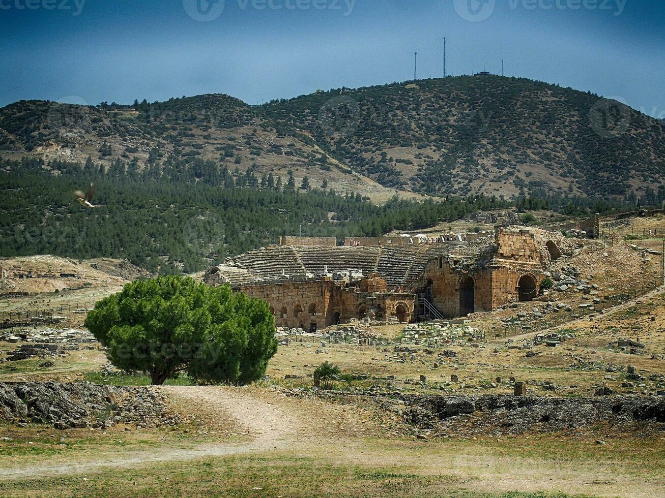 vecchio rovine di il romano terme città di hierapolis su il luogo di il attuale veleno su un' caldo estate soleggiato giorno foto