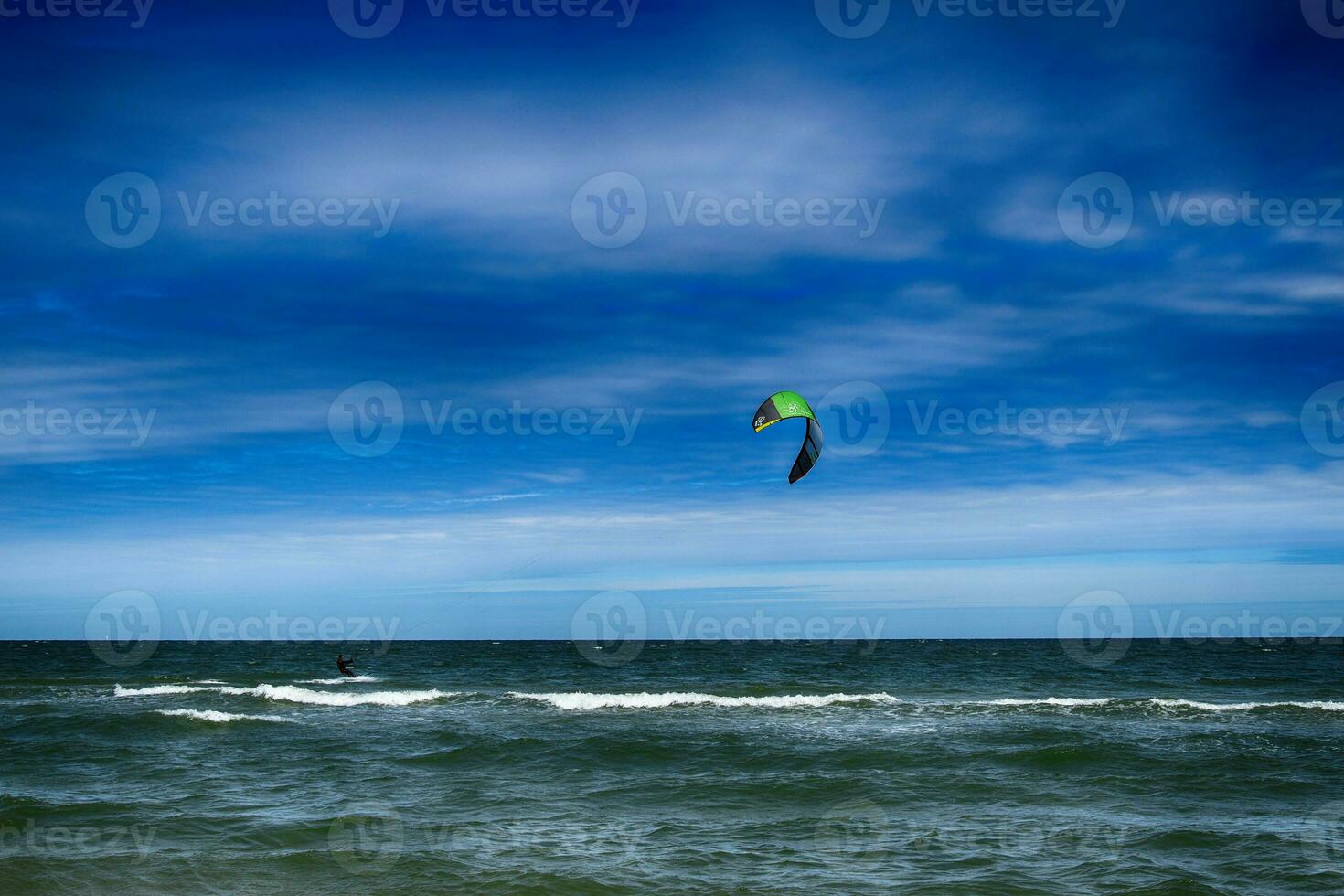 caldo senza nuvole giorno su il spiaggia. baltico mare paesaggio nel Polonia foto