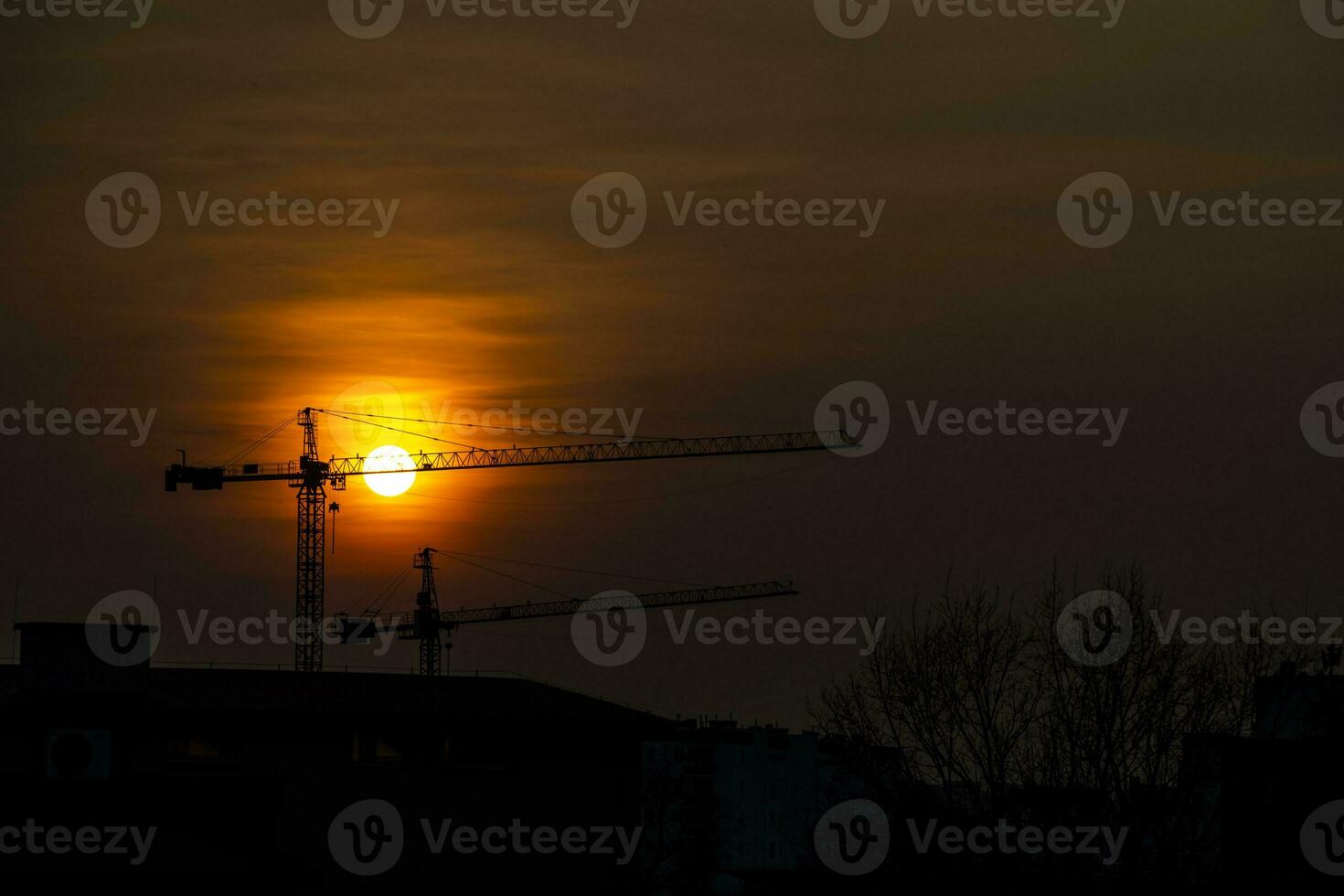 pittoresco, tramonto, sole, nube, cielo città con costruzione gru, foto