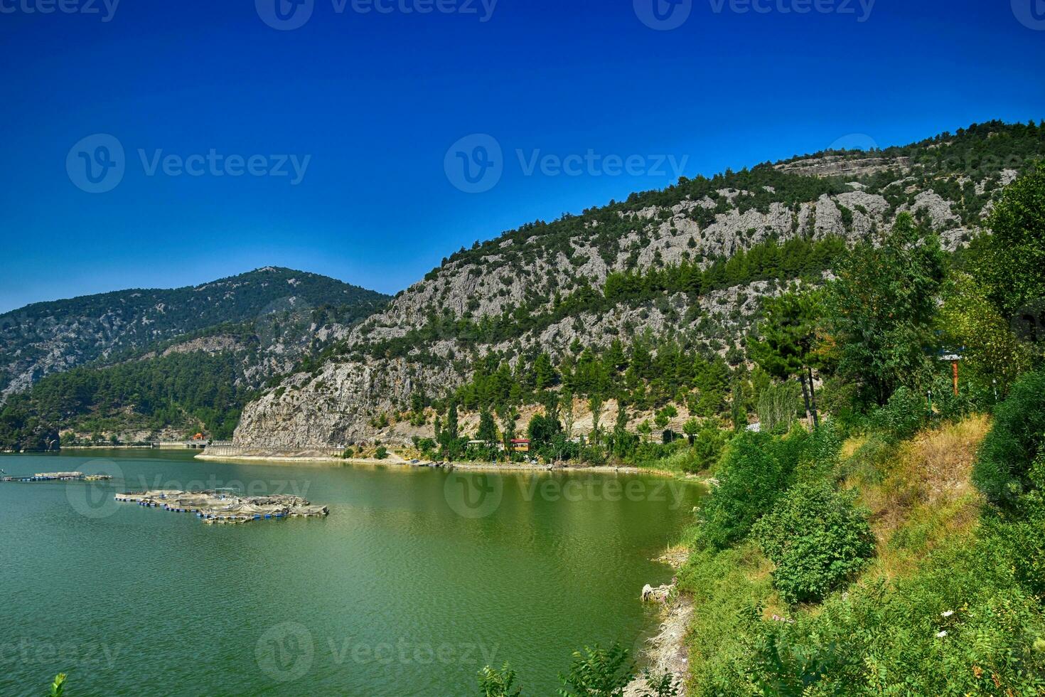 caldo soleggiato mattina nel il turco montagne sopra un' verde blu calma grande lago foto