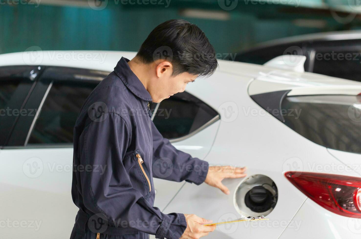 auto meccanico Lavorando nel box auto, tecnico uomo Lavorando nel auto servizio con sollevato veicolo, auto riparazione, e Manutenzione foto