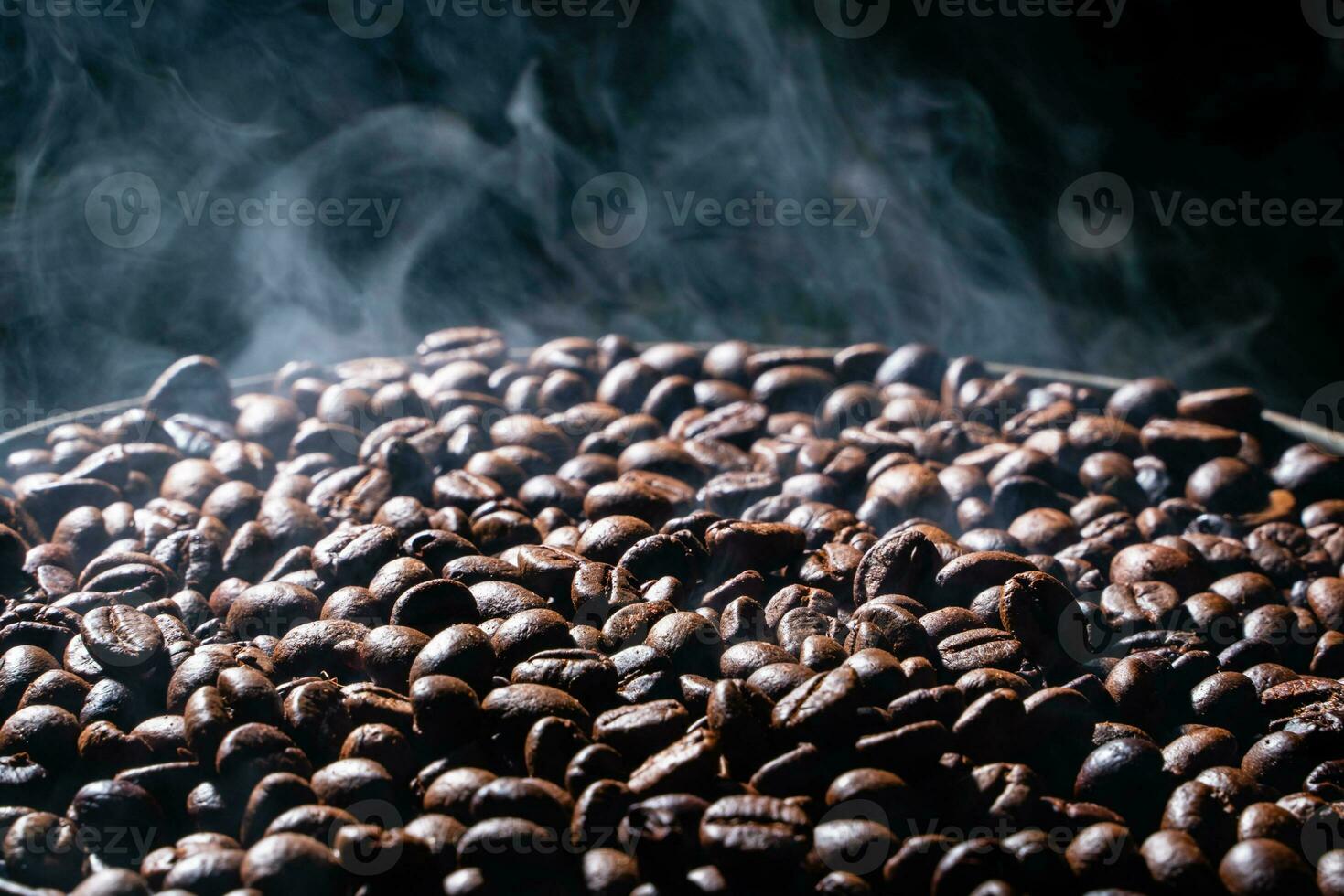 caffè fagioli torrefazione con Fumo, selettivo messa a fuoco, e morbido messa a fuoco. foto