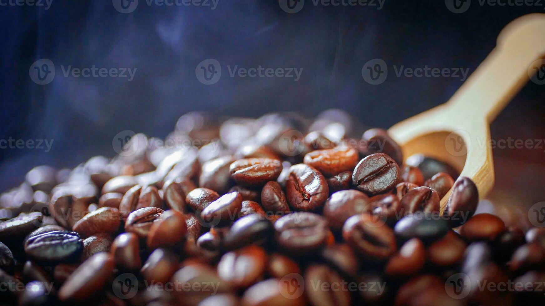 caffè fagioli torrefazione con Fumo, selettivo messa a fuoco, e morbido messa a fuoco. foto