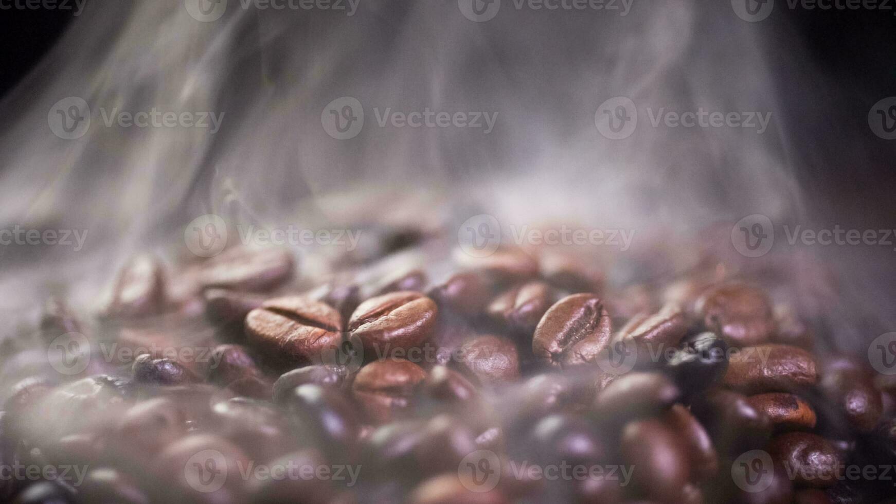 caffè fagioli torrefazione con Fumo, selettivo messa a fuoco, e morbido messa a fuoco. foto