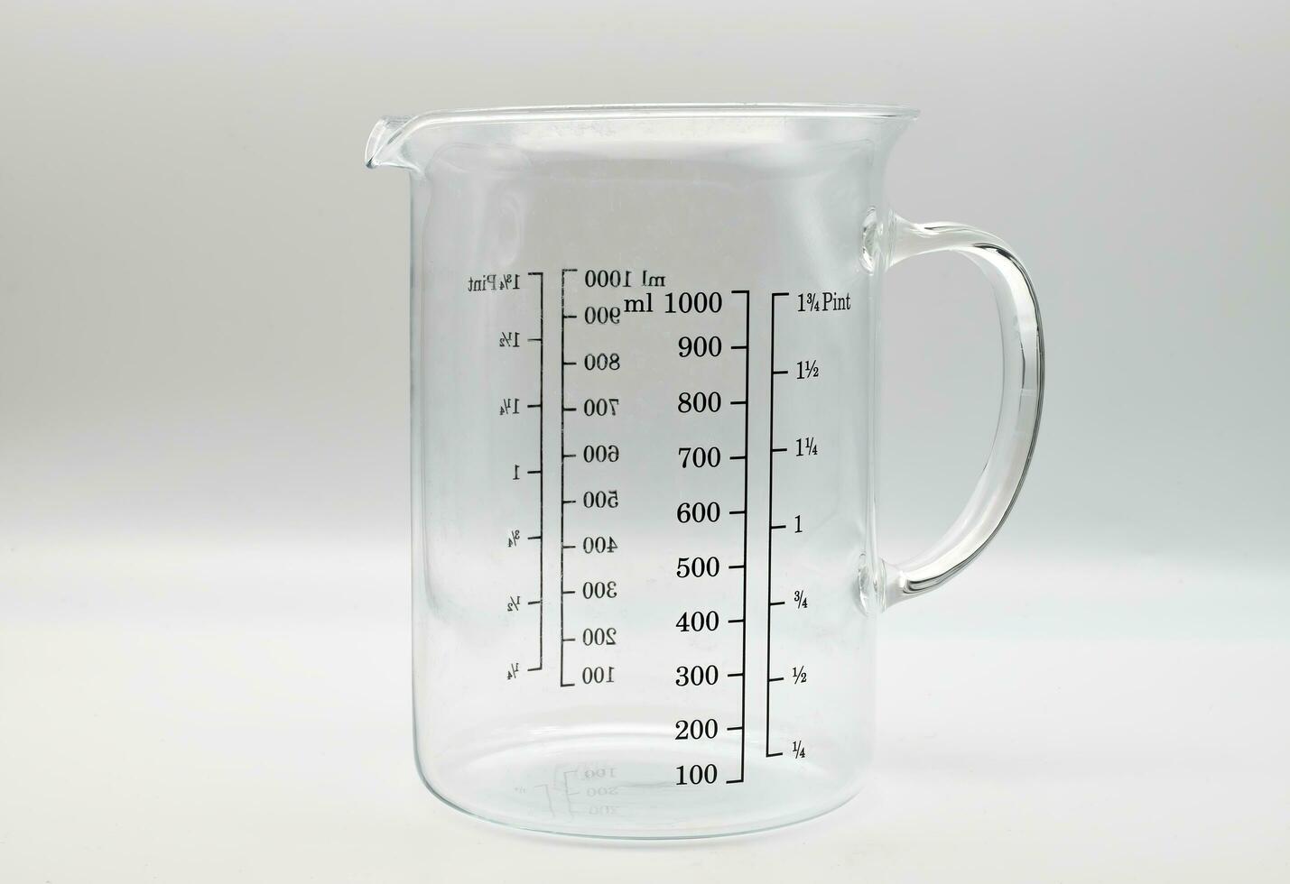 vuoto bicchiere misurazione tazza isolato su bianca sfondo foto