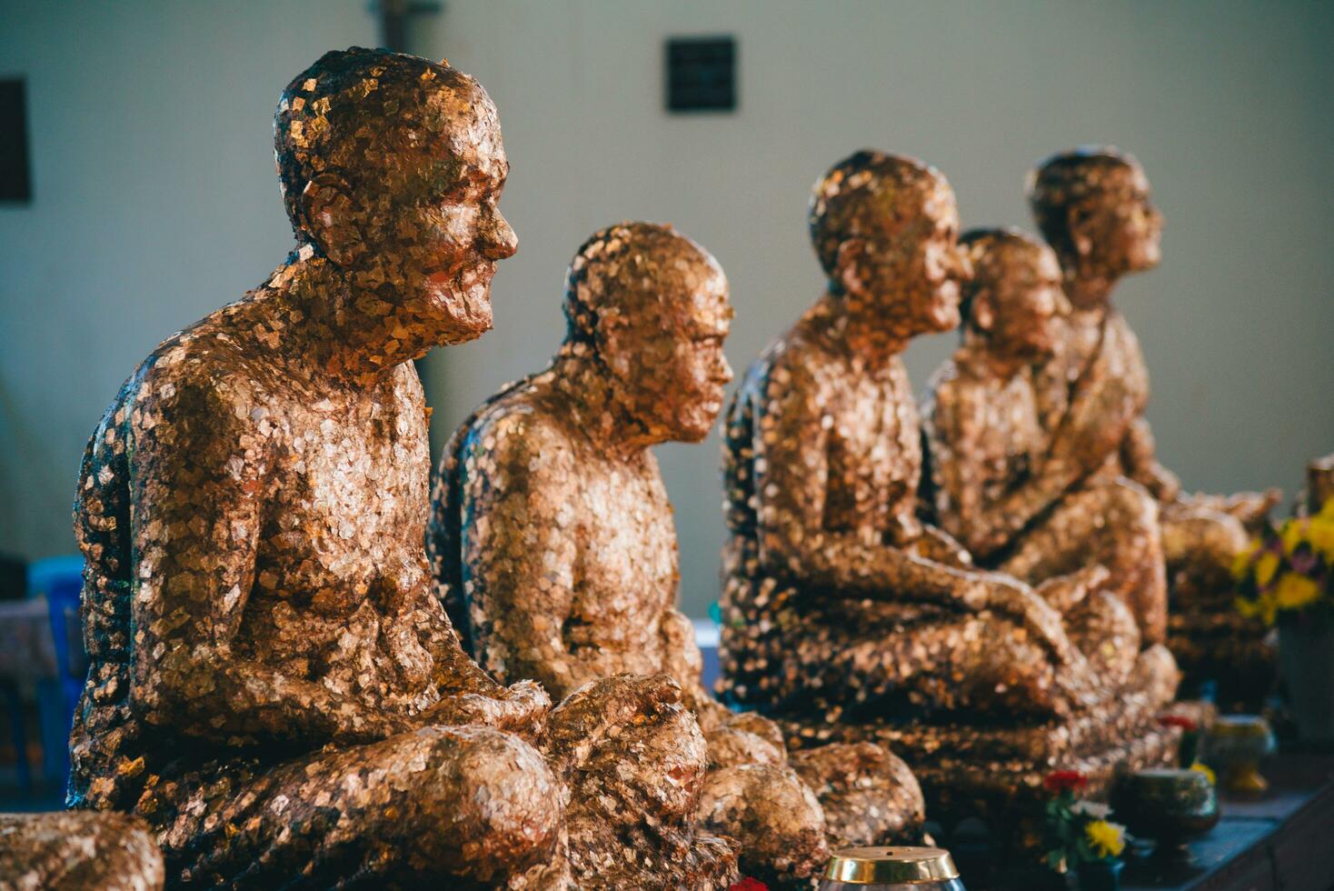 Budda statua dentro tempio foto