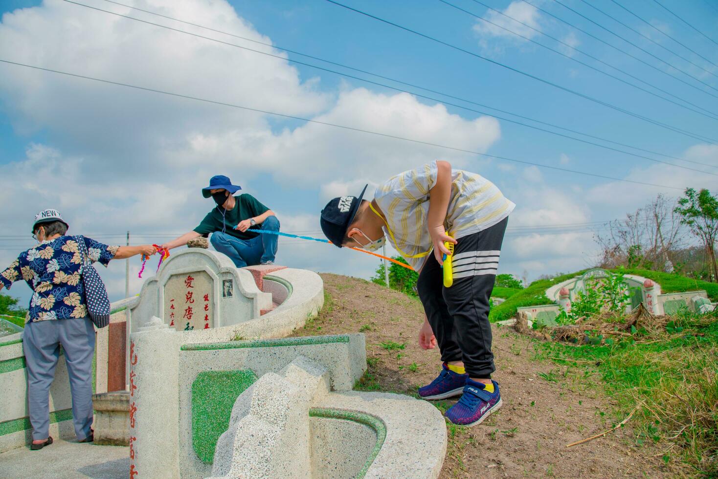 chonburi, Tailandia, 9, aprile, 2018 Cinese discendenti pulizia tomba e offerta preghiere per antenati durante nel qingming Festival ,spazzatrice di tombe giorno foto