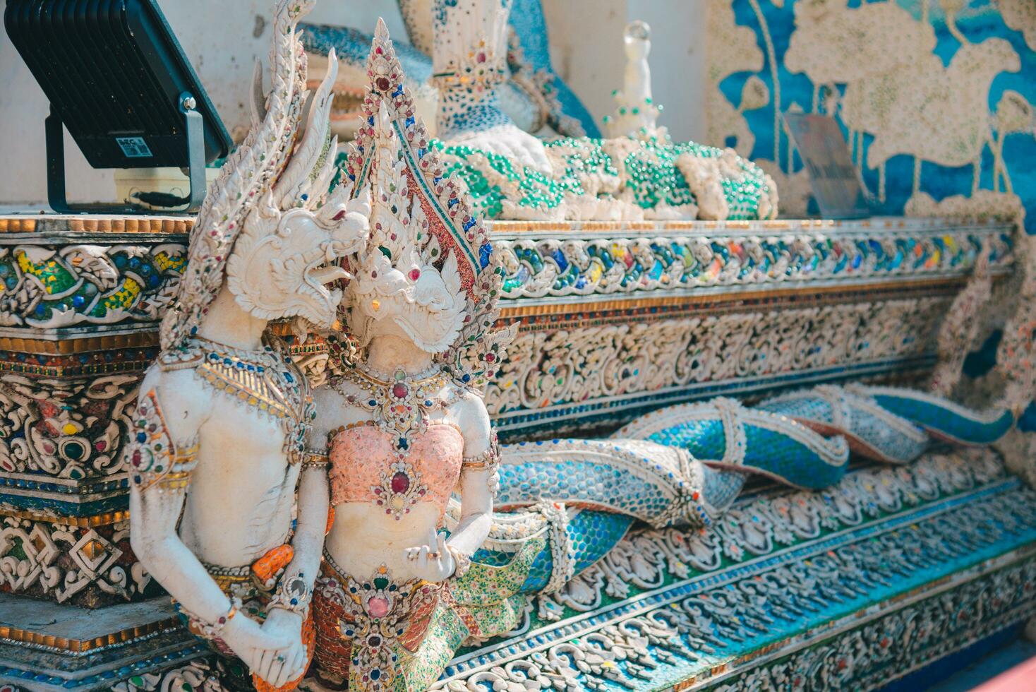 statue dentro il tempio, bello tempio nel bangkok o wat pariwas, tempio nel Tailandia. foto