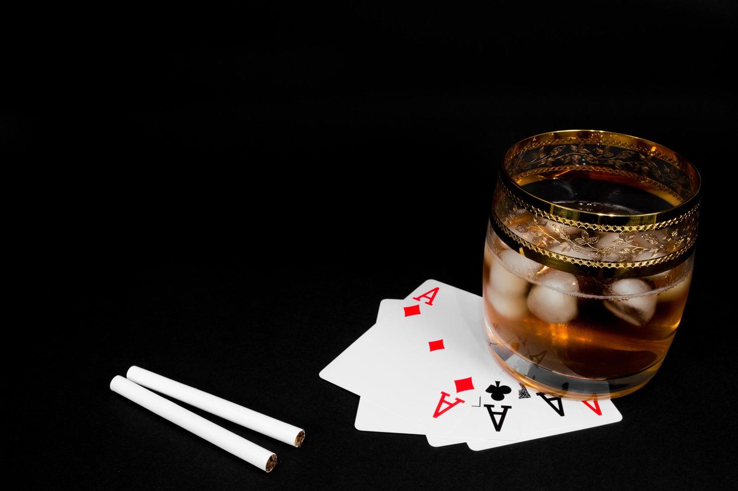 bicchiere di acquavite di whisky rosso scuro o bourbon foto