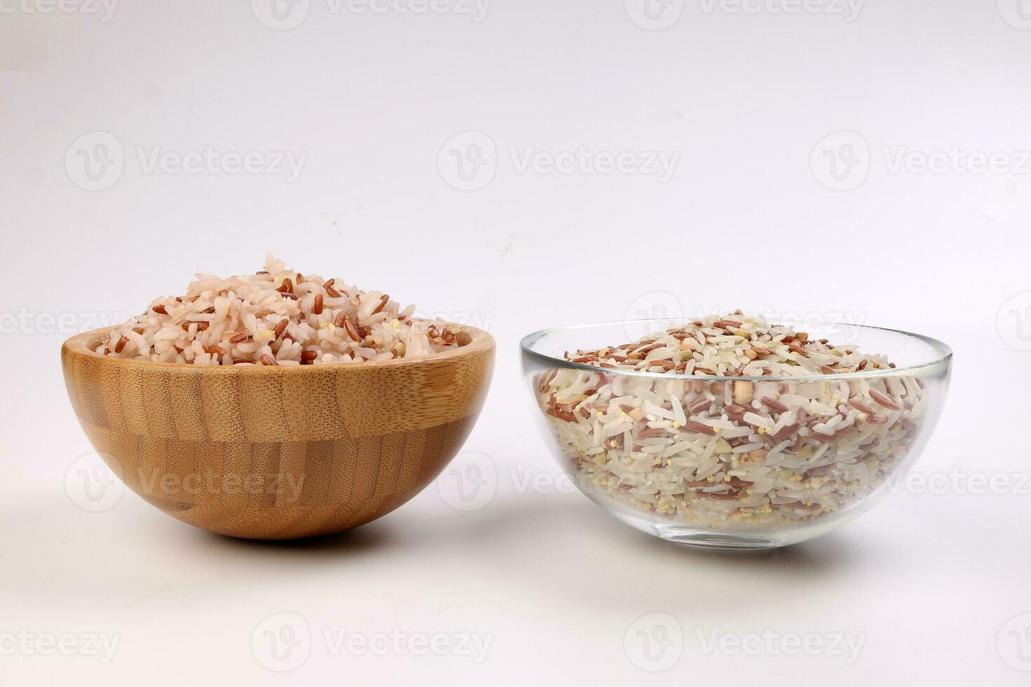 cucinato e crudo misto Basso glicemico indice salutare riso grano basmati miglio grano saraceno rosso riso nel di legno e bicchiere ciotola su bianca sfondo foto