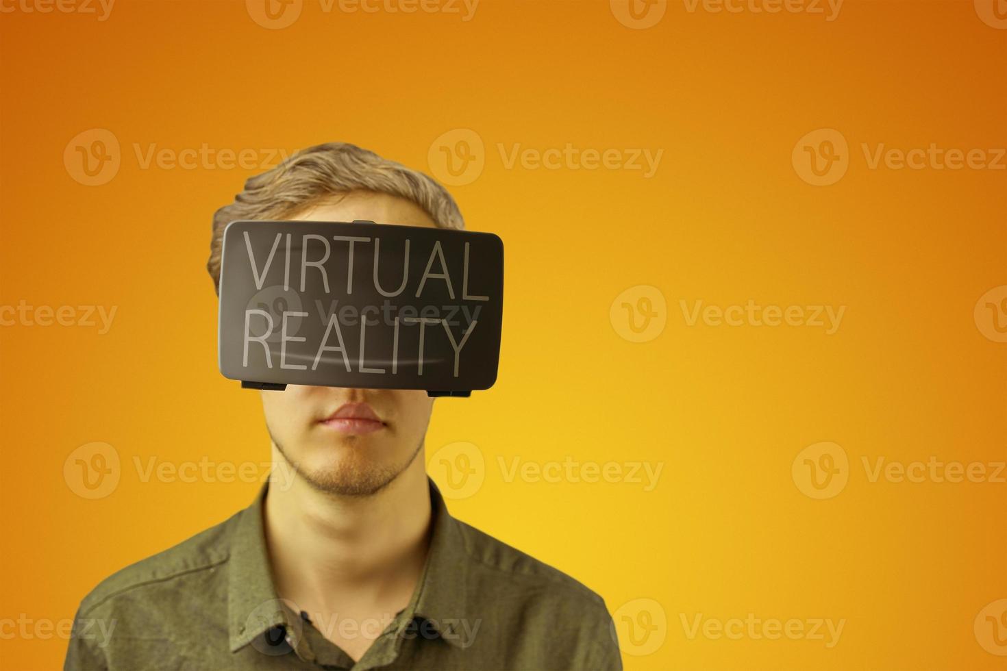 l'uomo utilizza vr con l'ispirazione della realtà virtuale foto