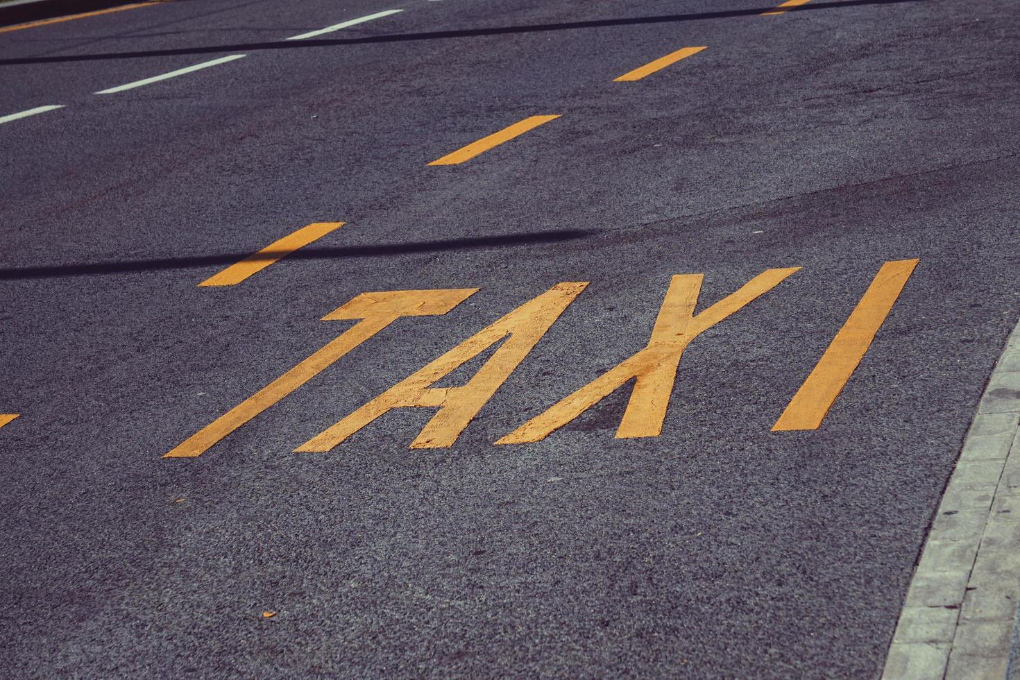 segnale di traffico di taxi sulla strada foto