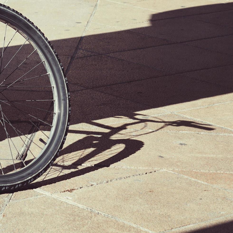 ruota della bicicletta sulla strada foto