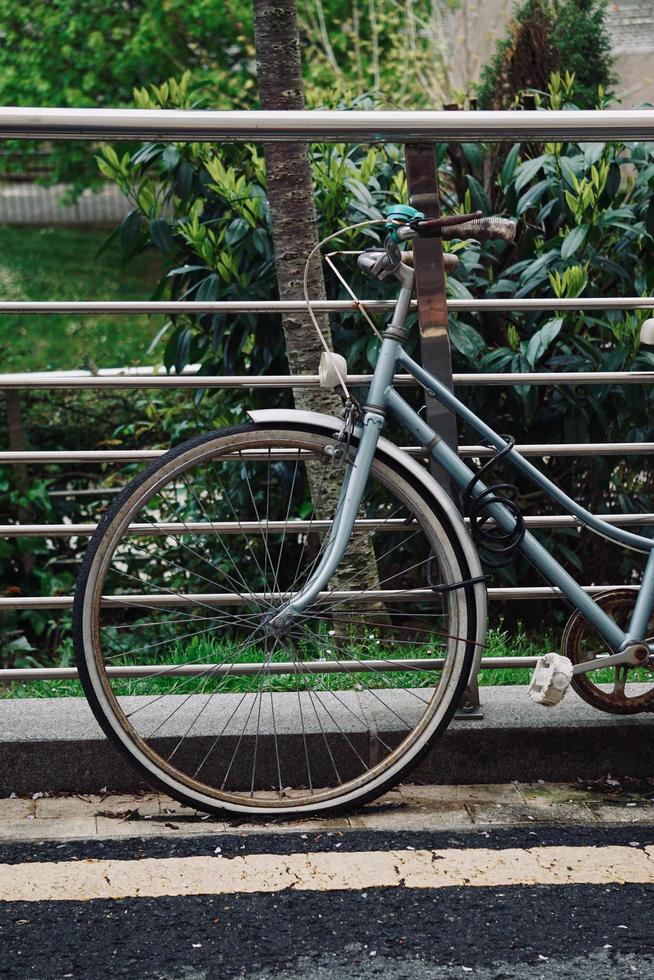 bicicletta sulla modalità di trasporto stradale foto