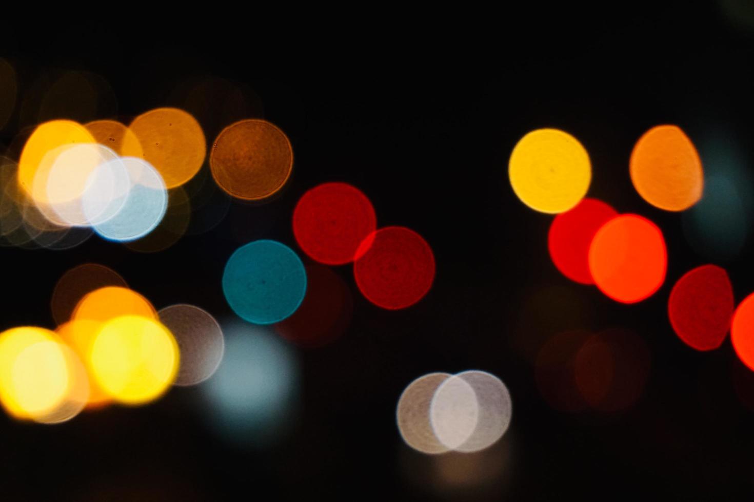 bokeh luci stradali colorate di notte in città foto