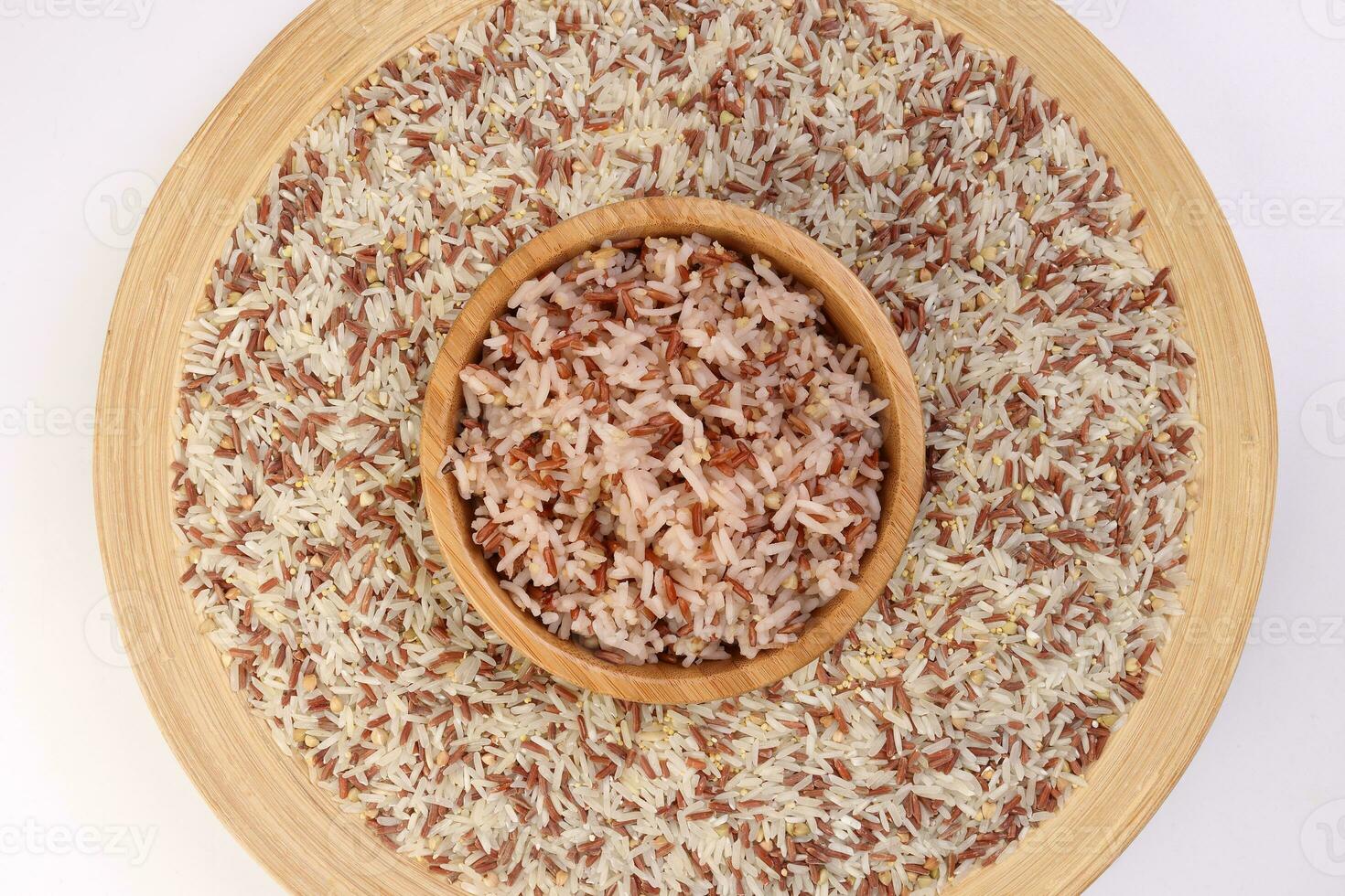 cucinato e crudo misto Basso glicemico indice salutare riso grano basmati miglio grano saraceno rosso riso nel di legno ciotola al di sopra di di legno piatto su bianca sfondo foto