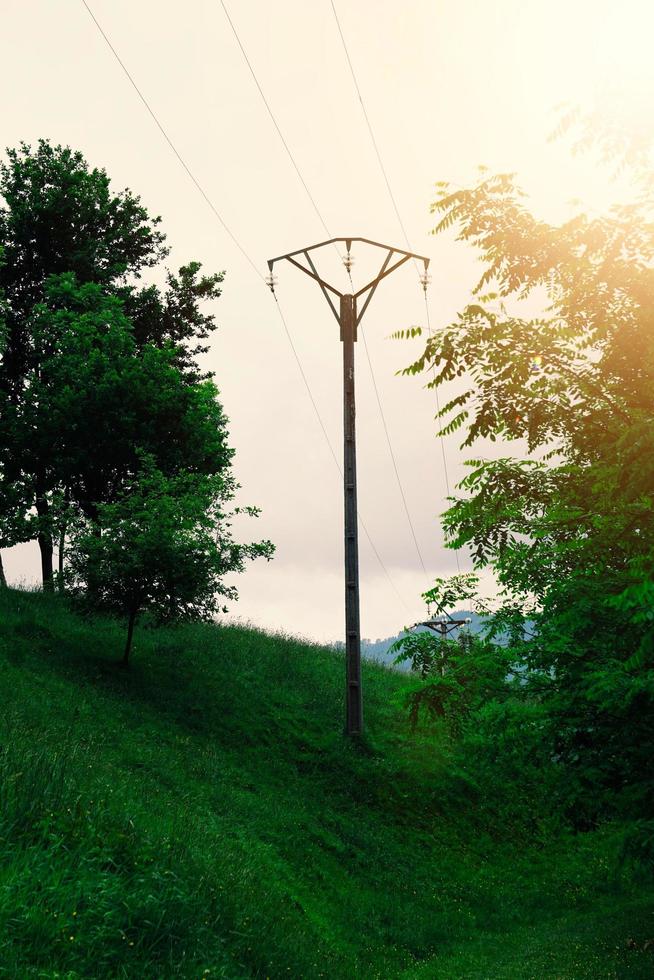 torre di trasmissione di potenza sulla strada foto