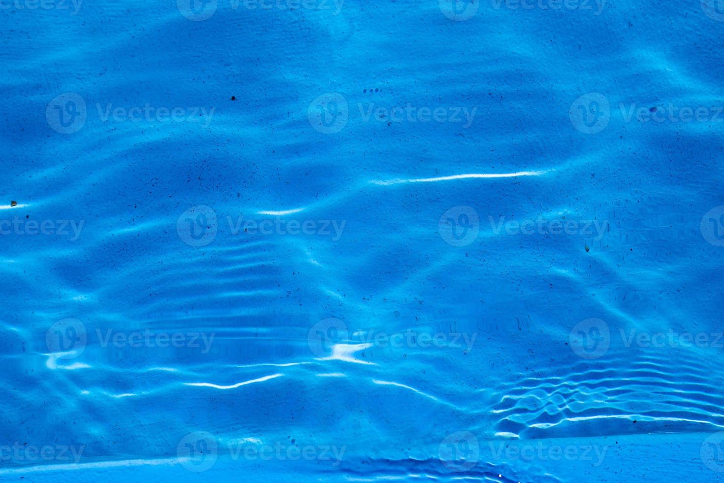 superficie della piscina con acqua blu pulita foto