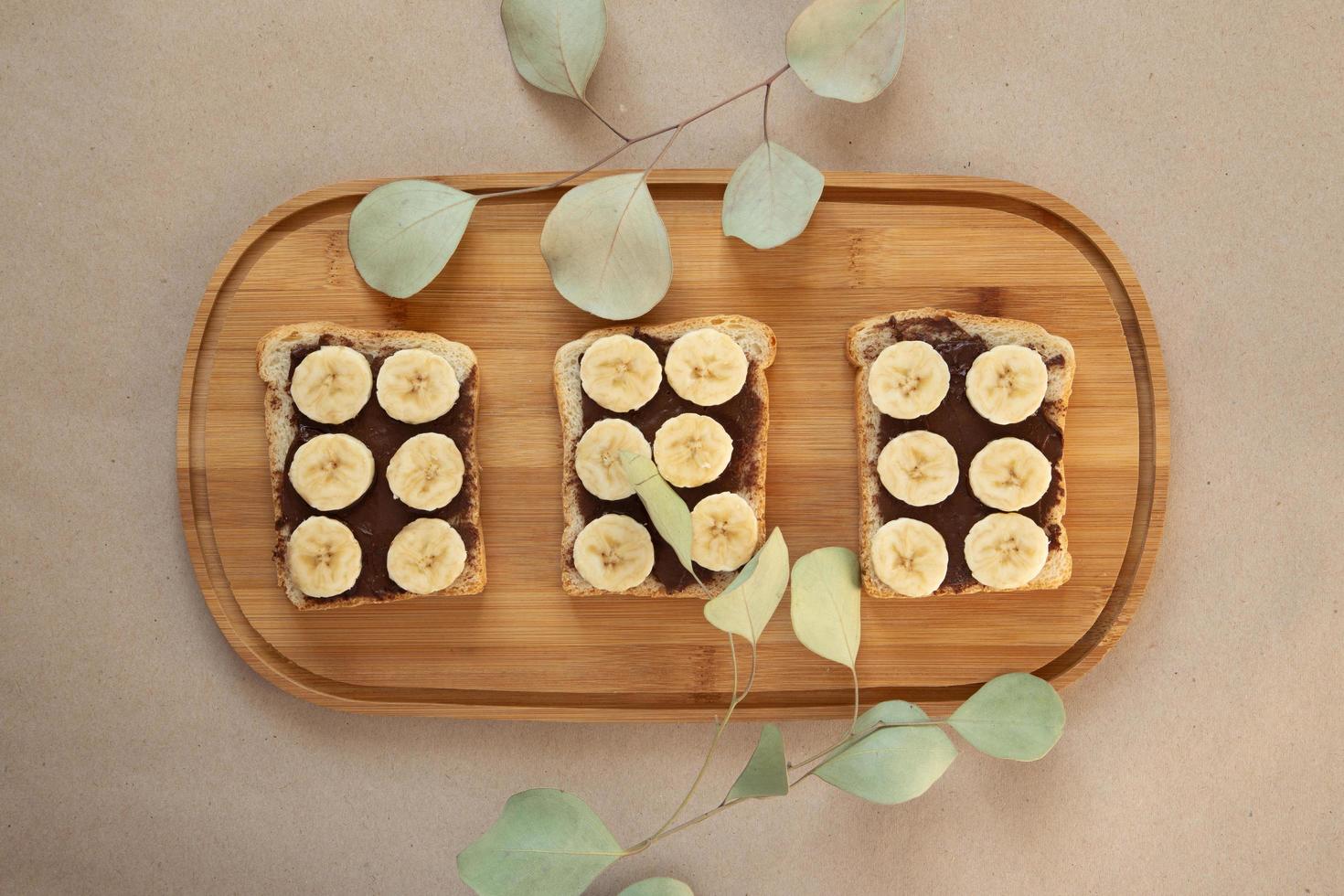 tre toast di pane bianco alla banana spalmati di burro al cioccolato foto