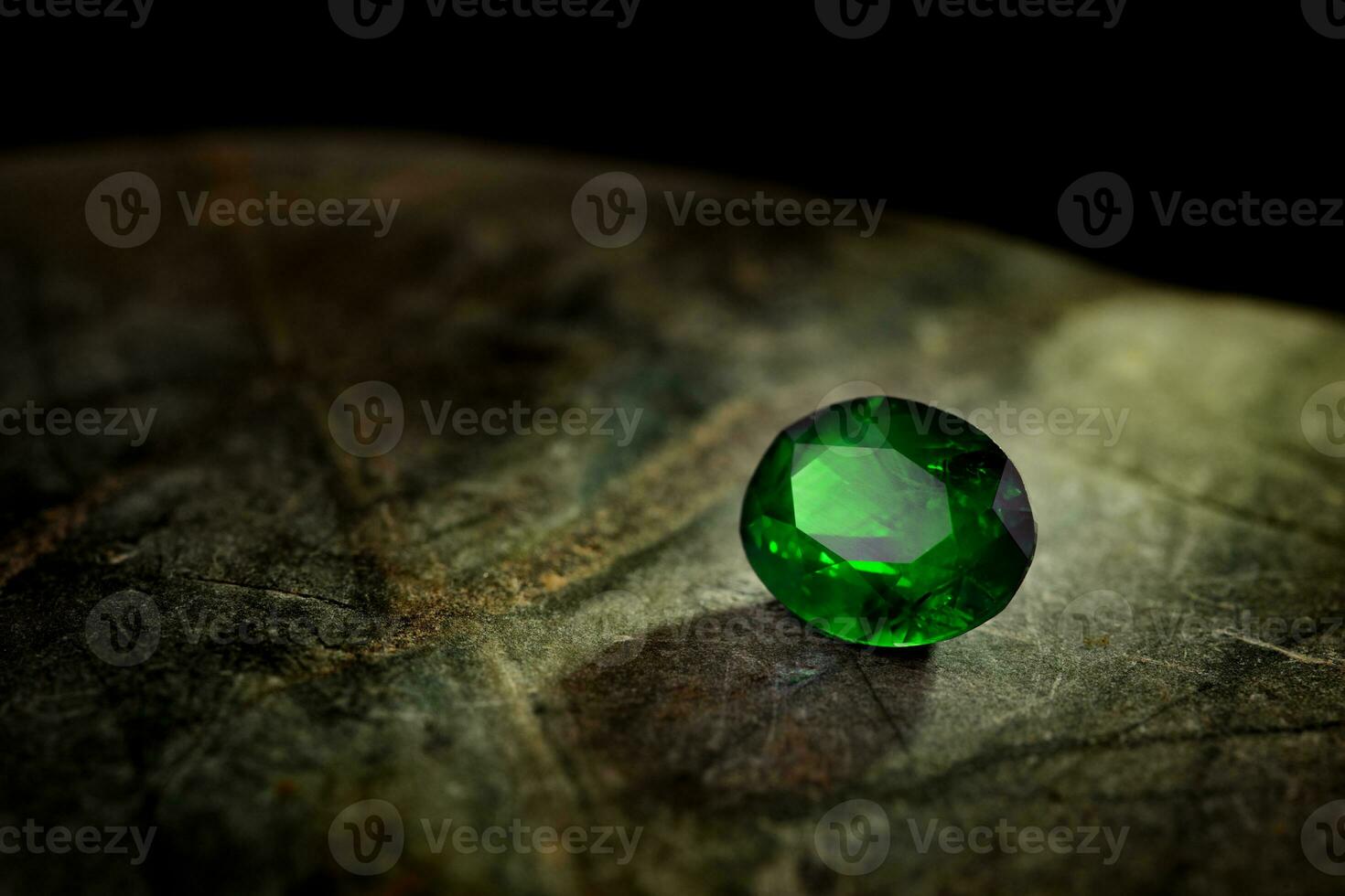 lusso Smeraldo pietra preziosa su naturale pietra foto
