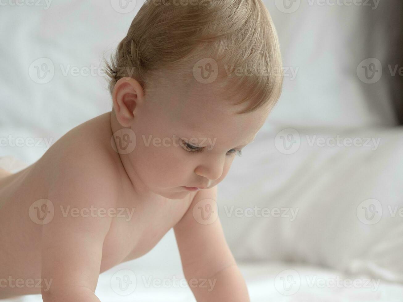 bambino strisciando su il letto foto