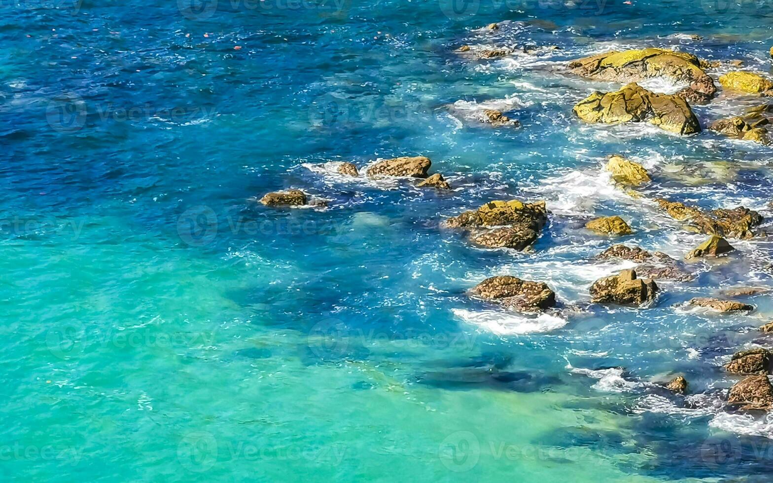 spiaggia sabbia blu turchese acqua onde panorama carrizalillo puerto escondido. foto