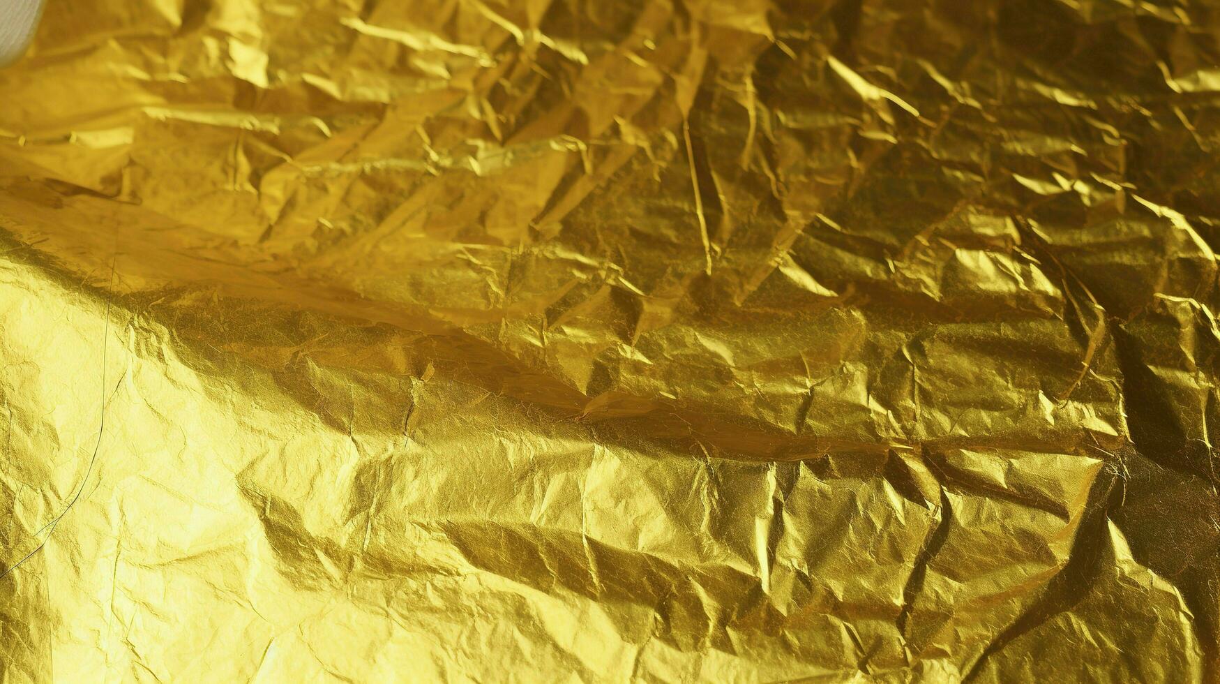 dettagli di d'oro struttura sfondo con pendenza e ombra. oro colore dipingere parete. lusso d'oro sfondo e sfondo. oro Foglio o involucro carta, creare ai foto