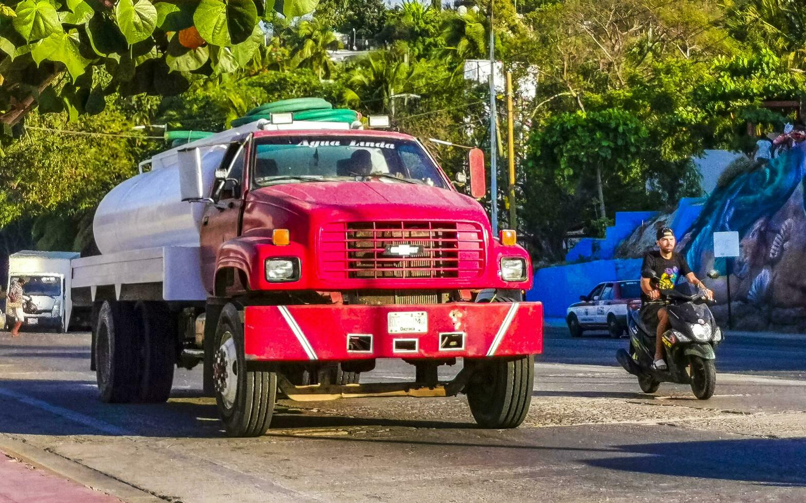 puerto escondido oaxaca Messico 2023 messicano acqua camion carico trasportatore consegna macchine nel puerto escondido Messico. foto