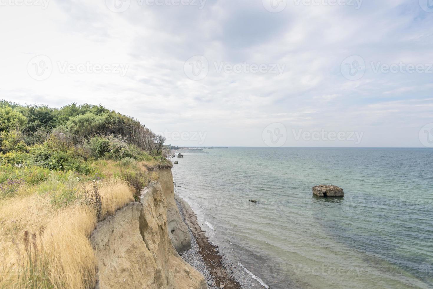 costa tedesca del Mar Baltico con dune di sabbia erba acqua e cielo foto