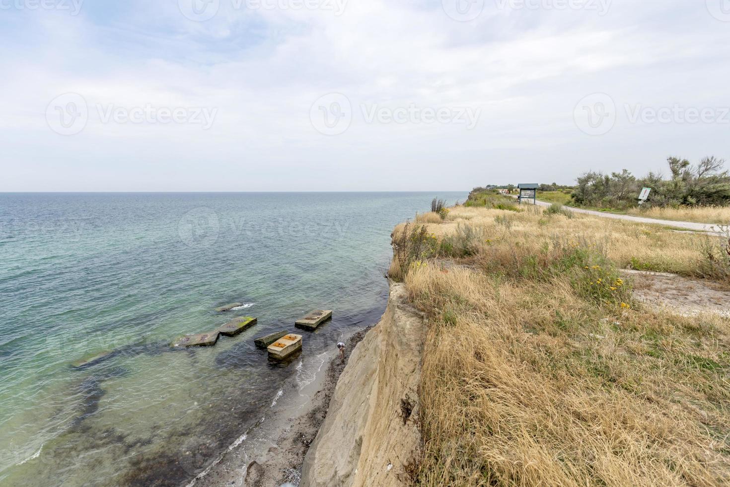 costa tedesca del Mar Baltico con dune di sabbia erba acqua e cielo foto